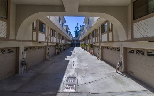 10229 VARIEL Avenue #23 Chatsworth , CA 91311