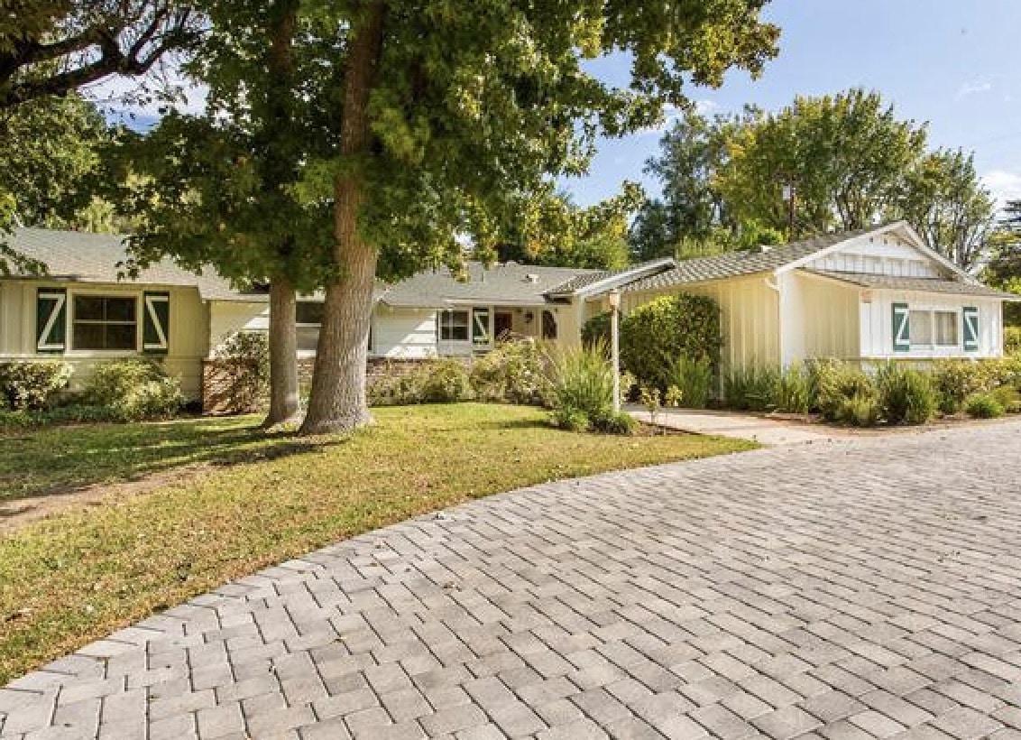 5166 Kelvin Ave in Woodland Hills Home for Sale in Escrow