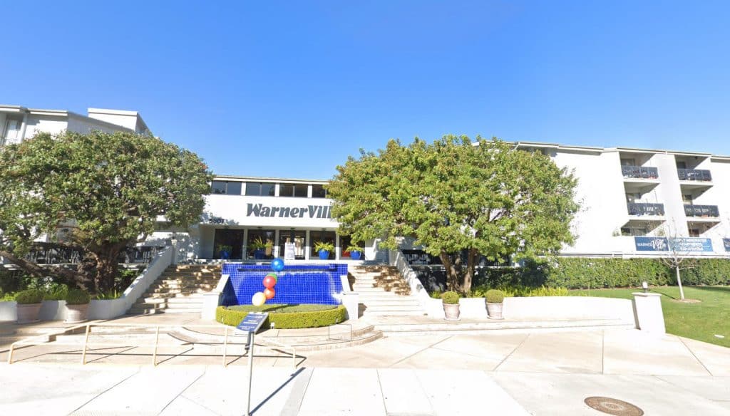 Warner Villa Apartments in Woodland Hills