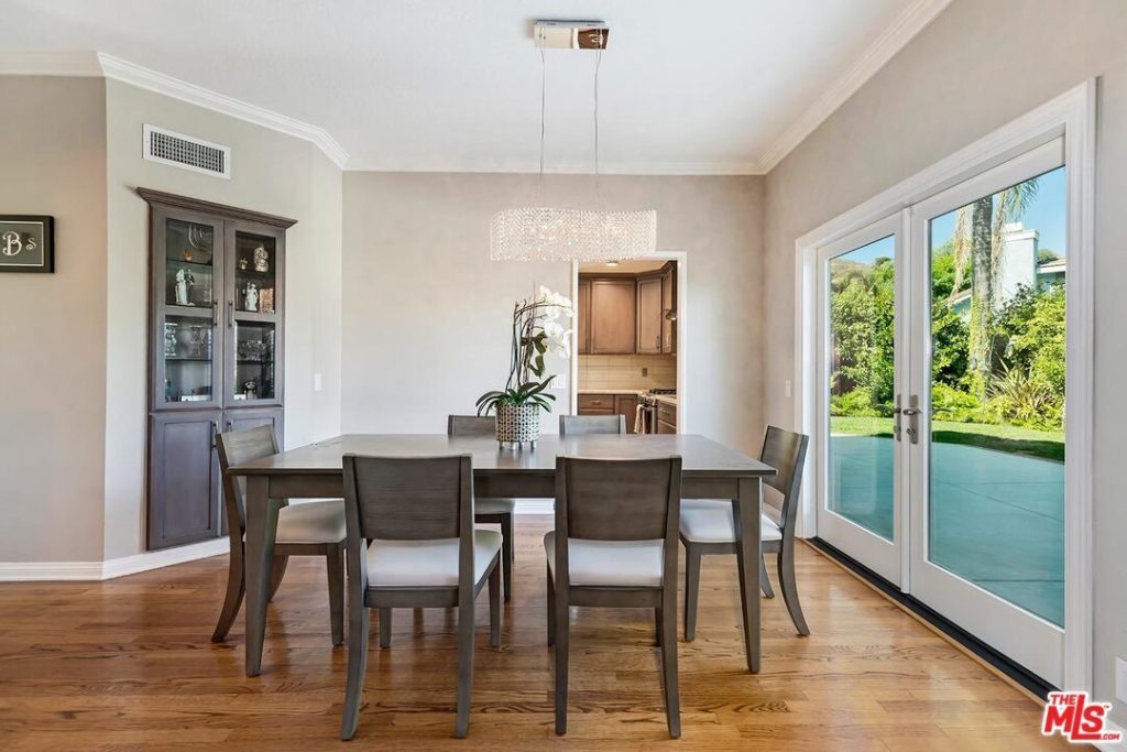 23915 Strathern St West Hills