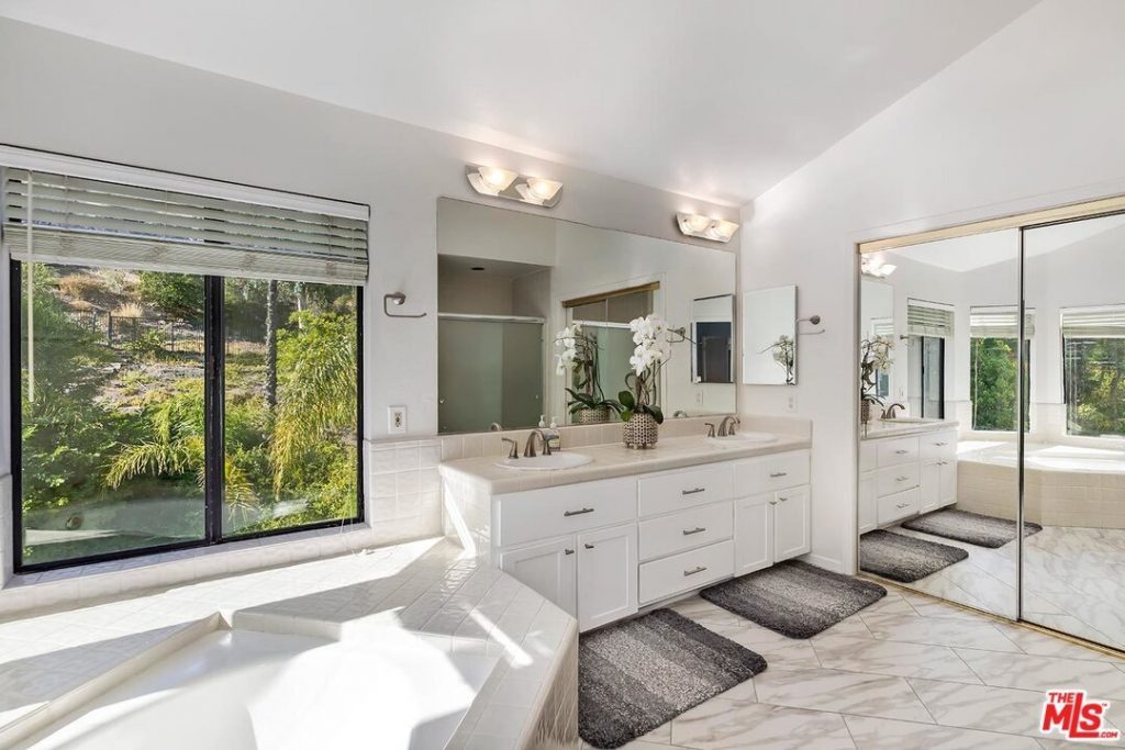 23915 Strathern St West Hills