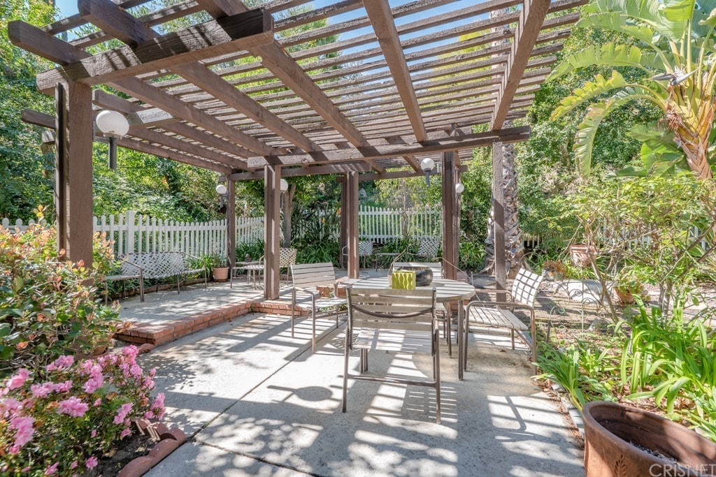 24643 Eilat St, Woodland Hills, CA 91367