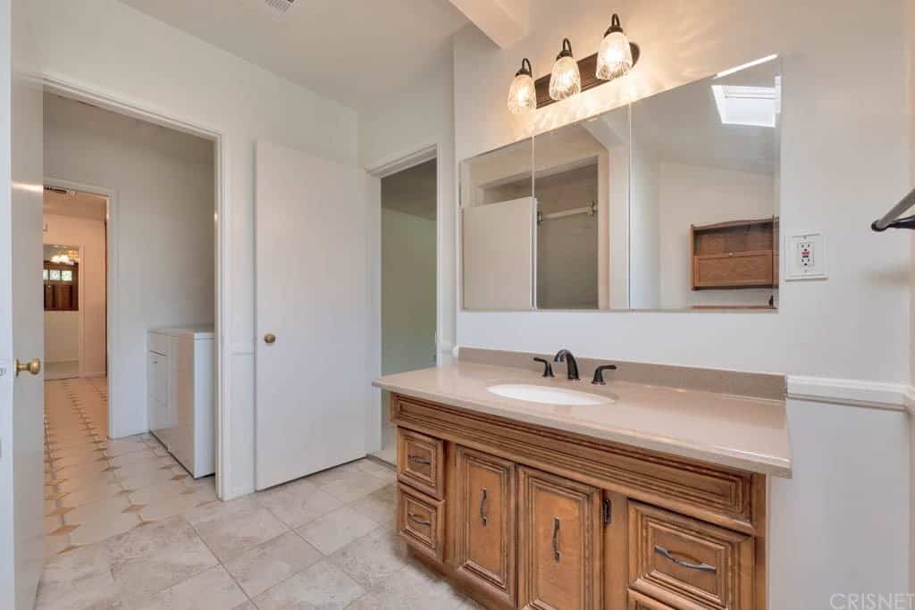 19204 Calvert St, Reseda, CA 91335