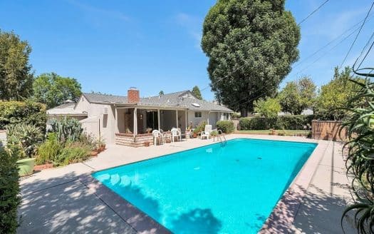 19204 Calvert St, Reseda, CA 91335