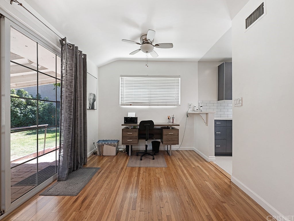 21600 Blackhawk St, Chatsworth, CA 91311-14