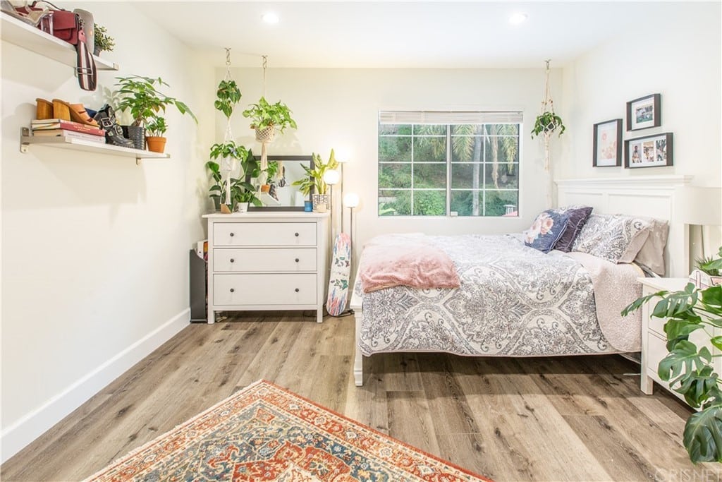 5816 Valerie Ave, Woodland Hills, CA 91367-22