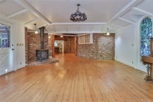 23121 Ostronic Dr, Woodland Hills, CA 91367