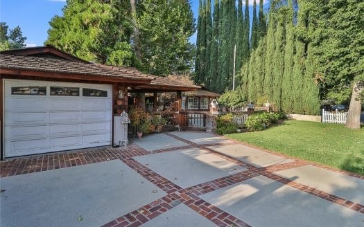 23121 Ostronic Dr, Woodland Hills, CA 91367