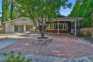 23121 Ostronic Dr, Woodland Hills, CA 91367