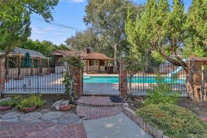 23121 Ostronic Dr, Woodland Hills, CA 91367
