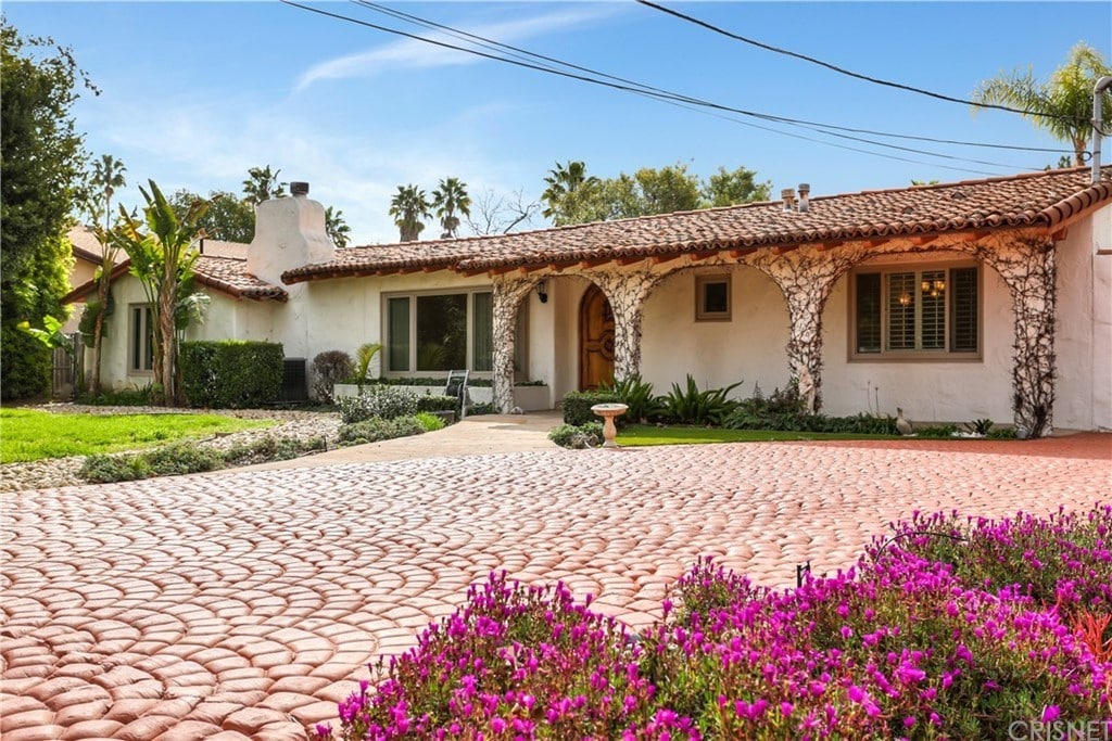 23130 Oxnard St, Woodland Hills, CA 91367