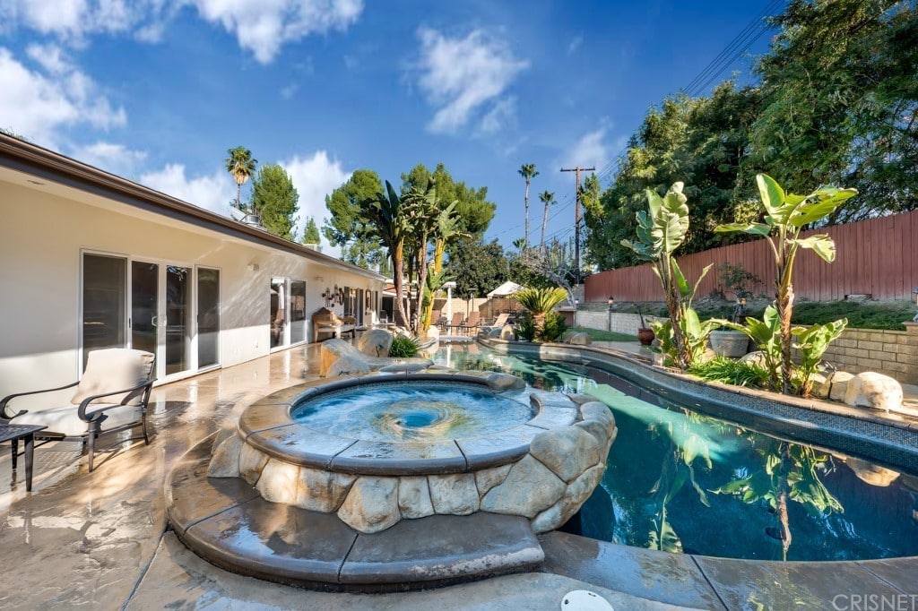 23612 Kivik St, Woodland Hills, CA 91367