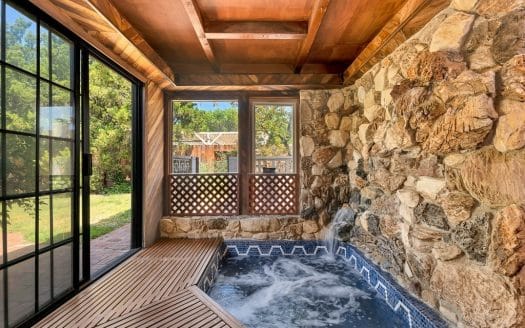 22251 Bassett St, Canoga Park, CA 91303