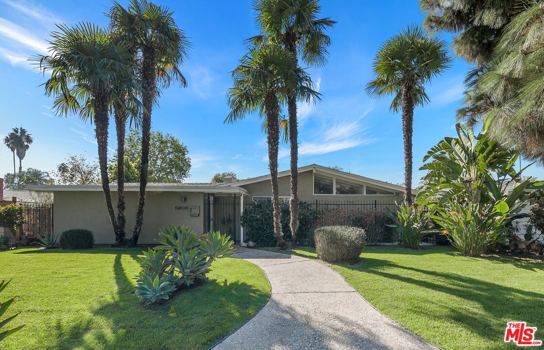 19808 Victory Blvd, Woodland Hills, CA 91367