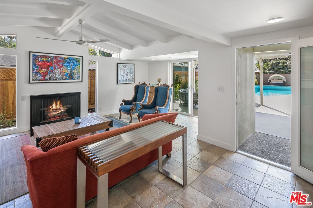 19808 Victory Blvd, Woodland Hills, CA 91367