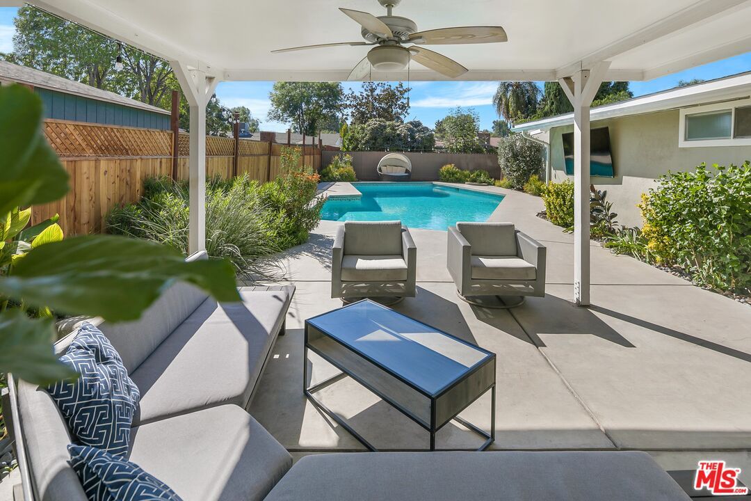 19808 Victory Blvd, Woodland Hills, CA 91367