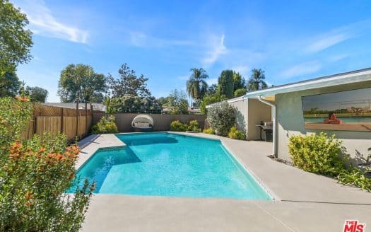 19808 Victory Blvd, Woodland Hills, CA 91367