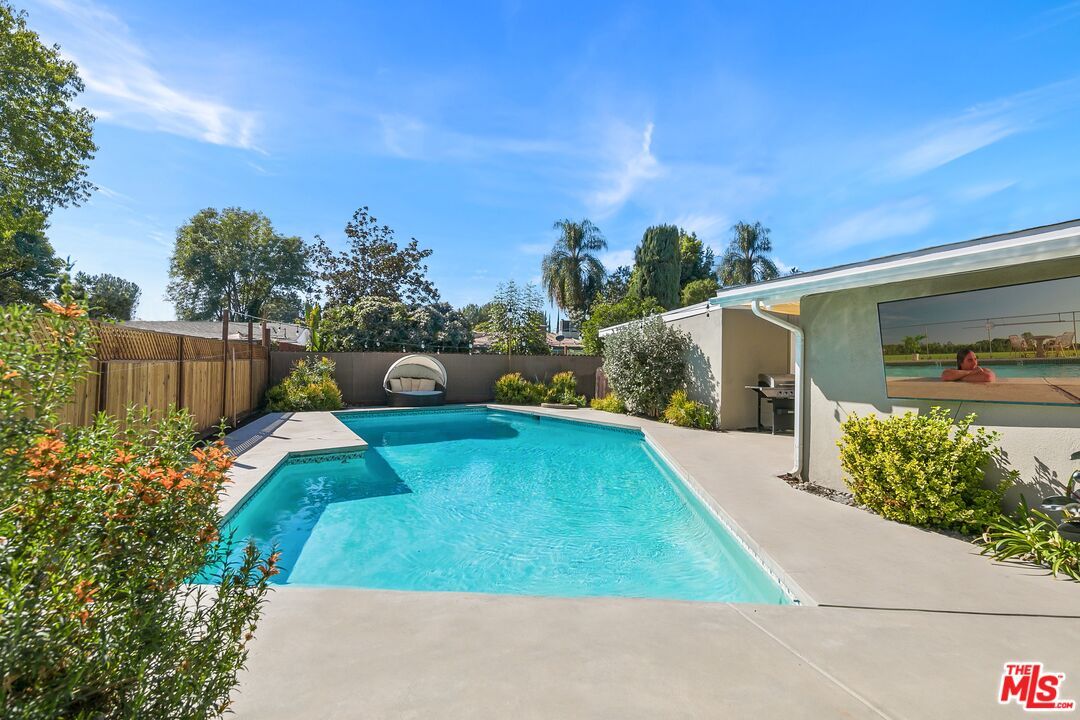 19808 Victory Blvd, Woodland Hills, CA 91367