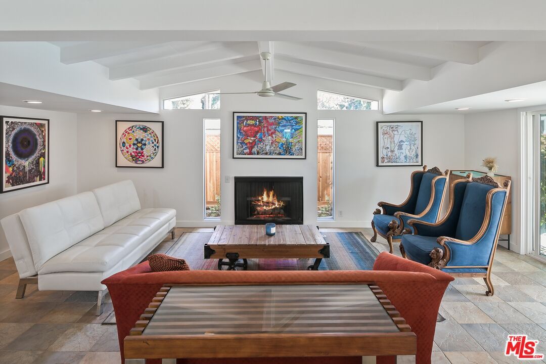 19808 Victory Blvd, Woodland Hills, CA 91367