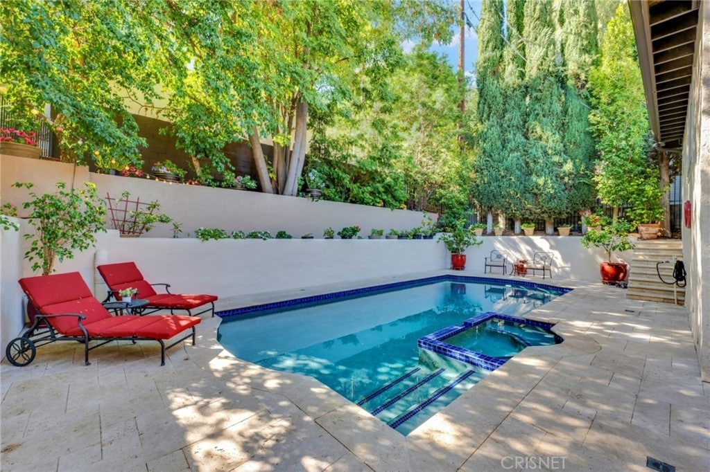 21440 Salamanca Ave, Woodland Hills, CA 91364