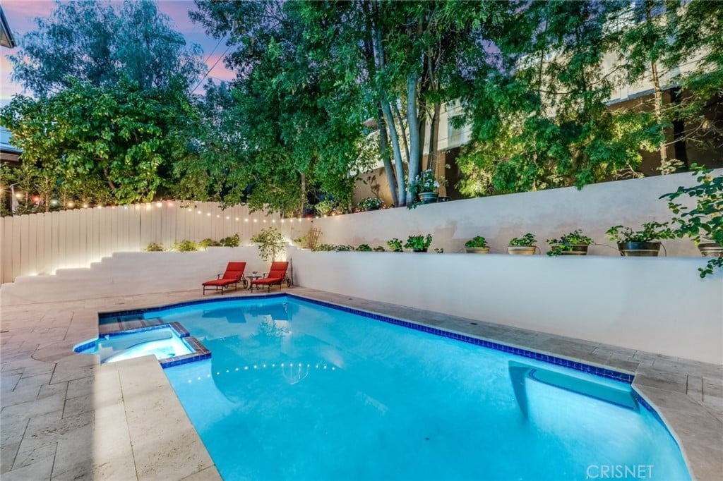 21440 Salamanca Ave, Woodland Hills, CA 91364