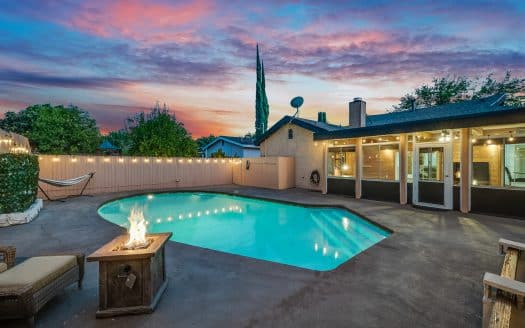 22337 Gilmore St, Woodland Hills, CA 91303