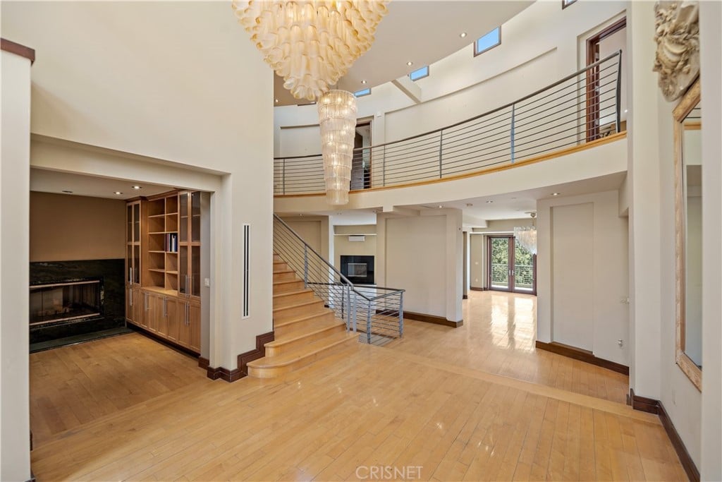 5077 Schumacher Rd, Calabasas, CA 91302