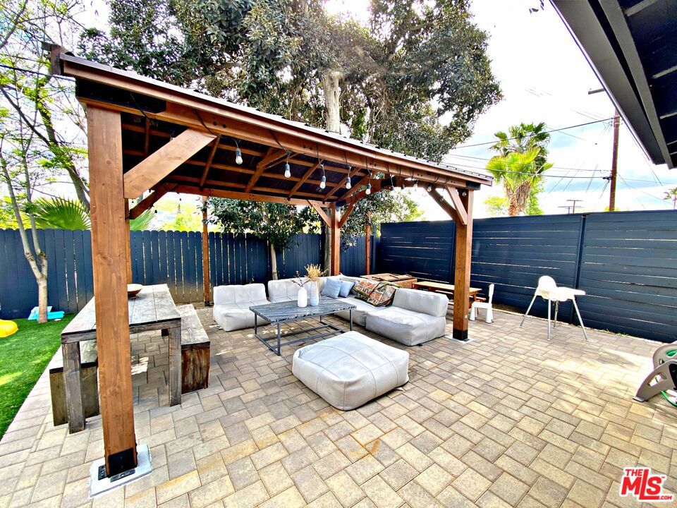 Contemporary Woodland Hills Pool Home