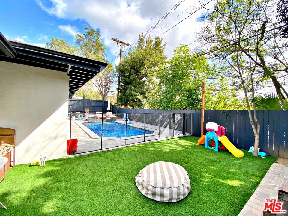 Contemporary Woodland Hills Pool Home