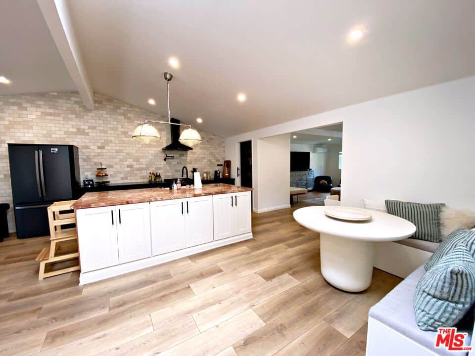 Contemporary Woodland Hills Pool Home