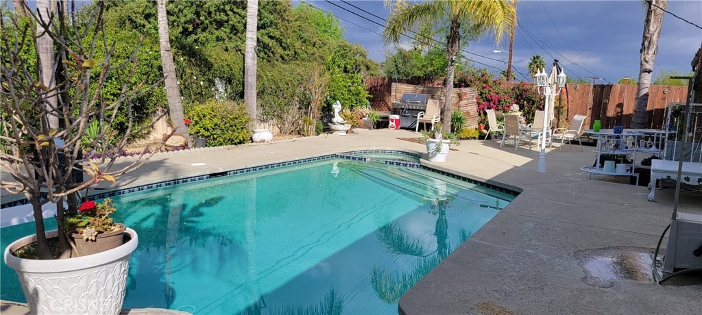 Lovely Tiara St Woodland Hills Pool Home