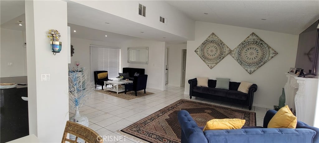 Lovely Tiara St Woodland Hills Pool Home