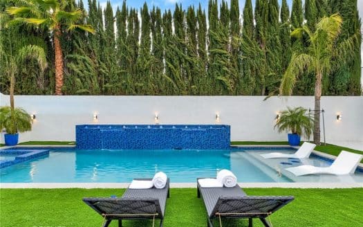 Magnificent Pool Mansion in Woodland Hills