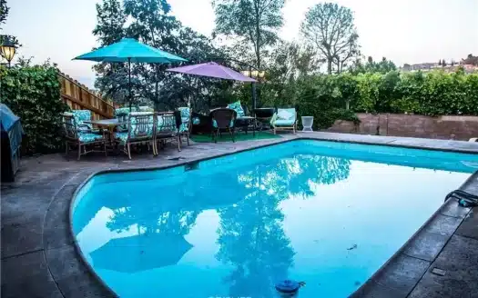 Light Fixer Pool Home in Calabasas