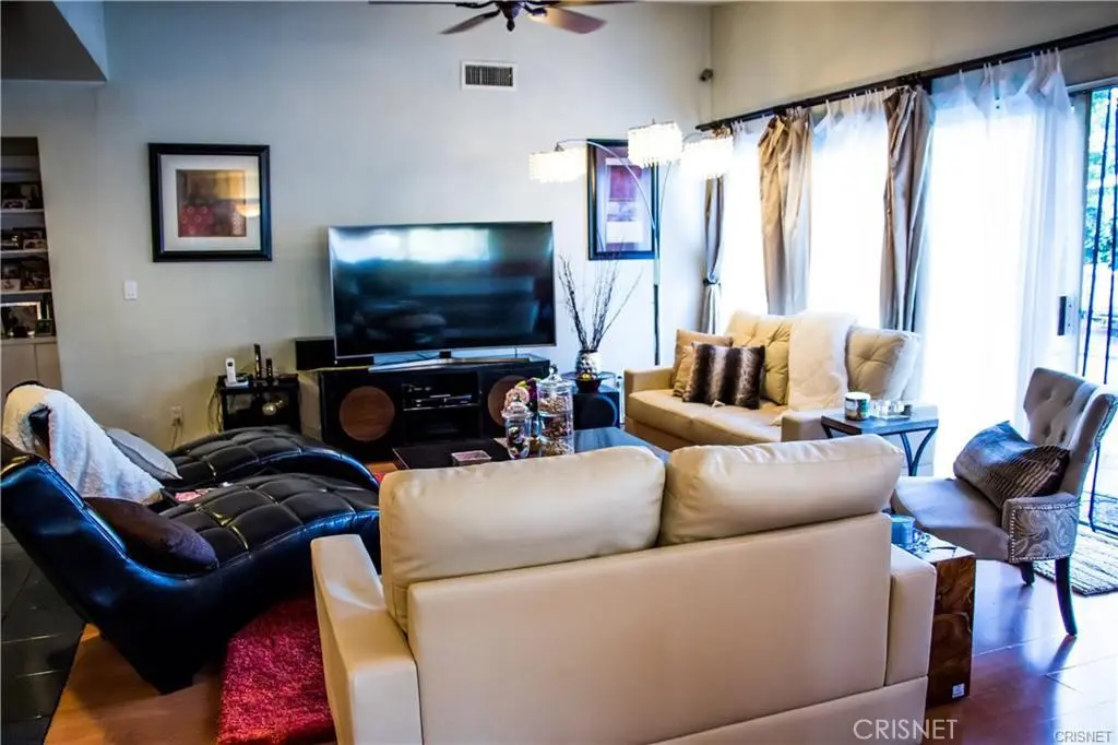 Light Fixer Pool Home in Calabasas