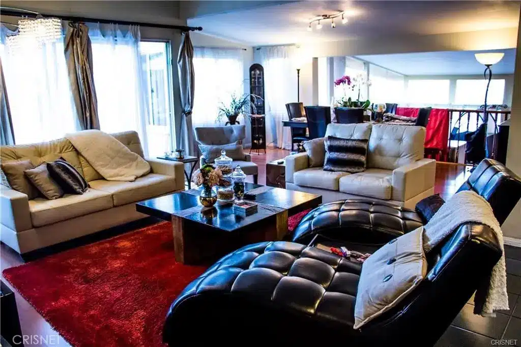 Light Fixer Pool Home in Calabasas