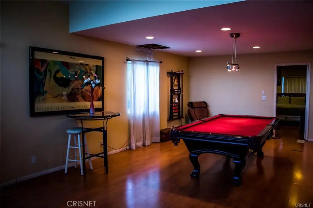 Light Fixer Pool Home in Calabasas