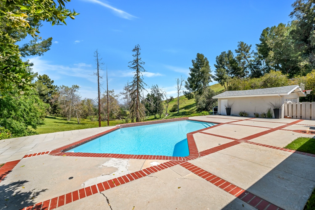 20859 Exhibit Pl Woodland Hills, CA 91367 - pool house for rent