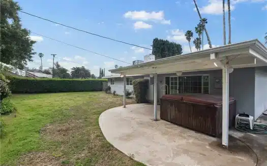 20714 Clarendon St, Woodland Hills, CA 91367