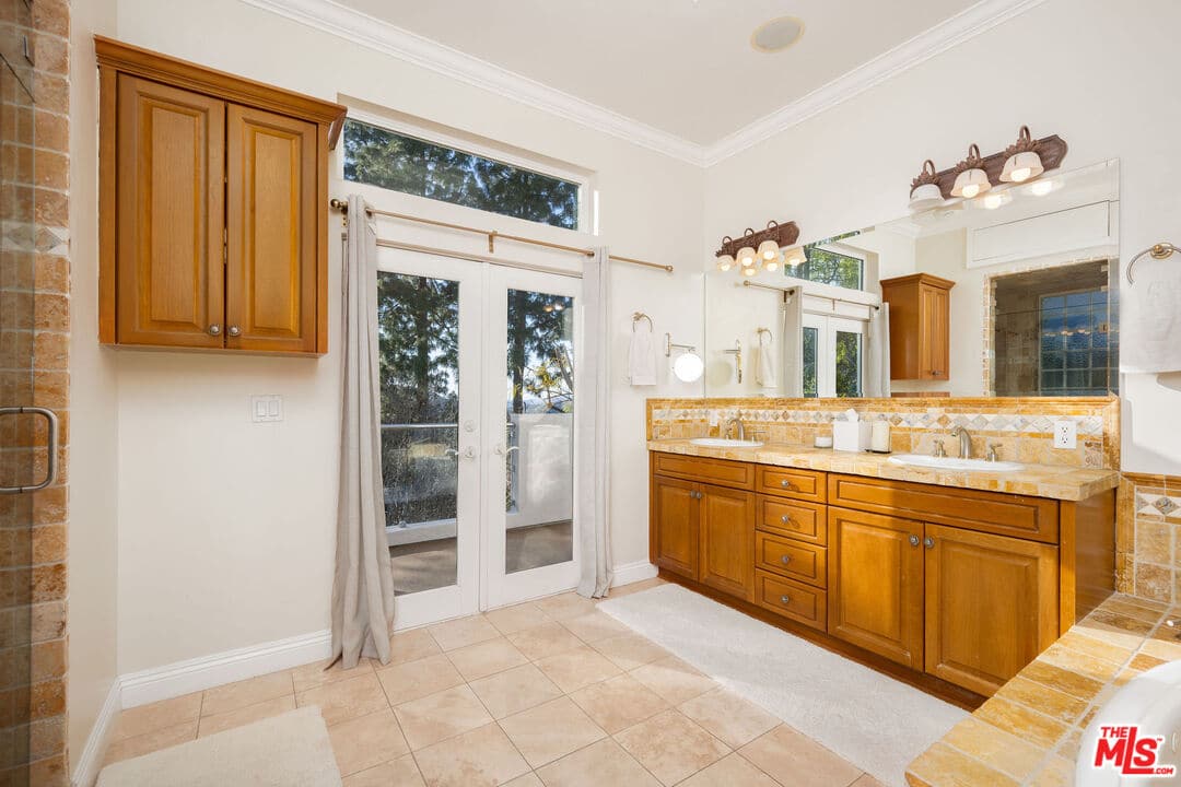 Highlands Pool Home in Calabasas