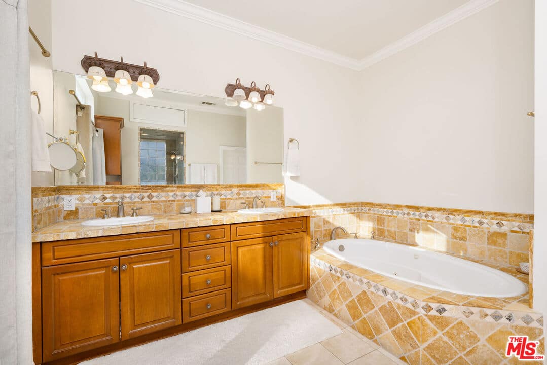 Highlands Pool Home in Calabasas