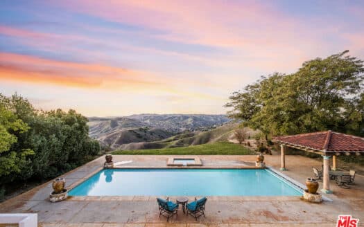 Extraordinary Calabasas Pool Estate