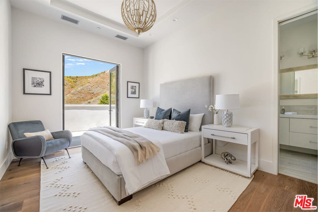 Calabasas Transitional Pool Estate