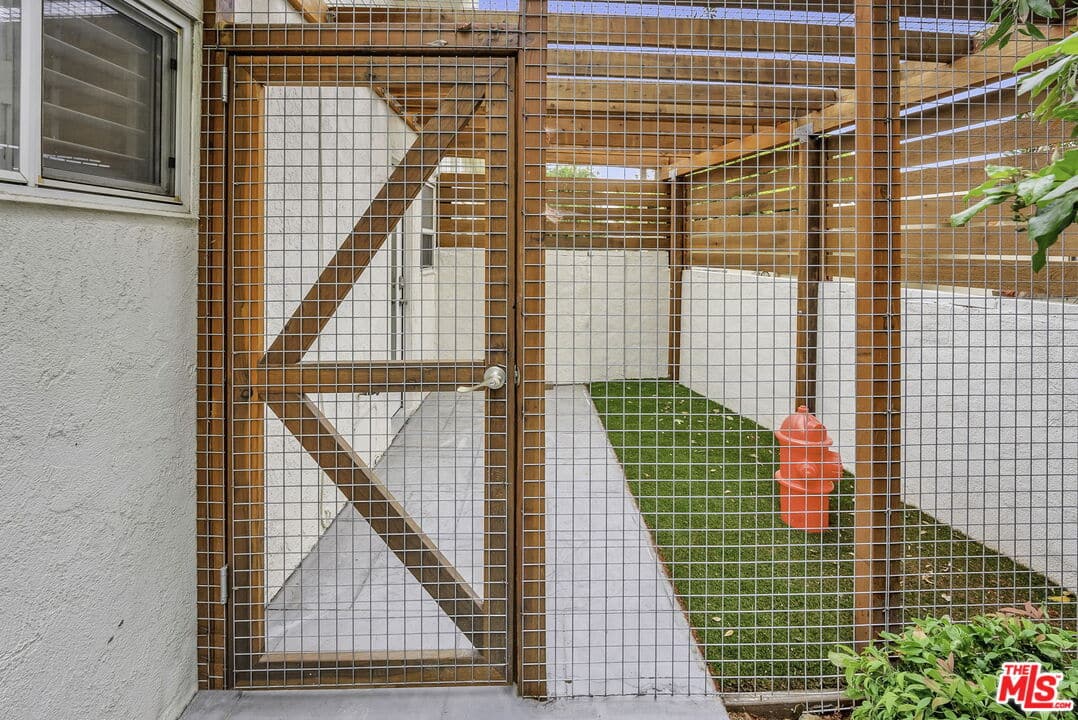 Calabasas modern pool home