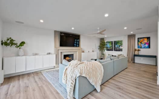 24218 Oxnard St Woodland Hills, CA 91367