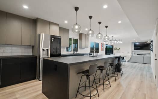 24218 Oxnard St Woodland Hills, CA 91367