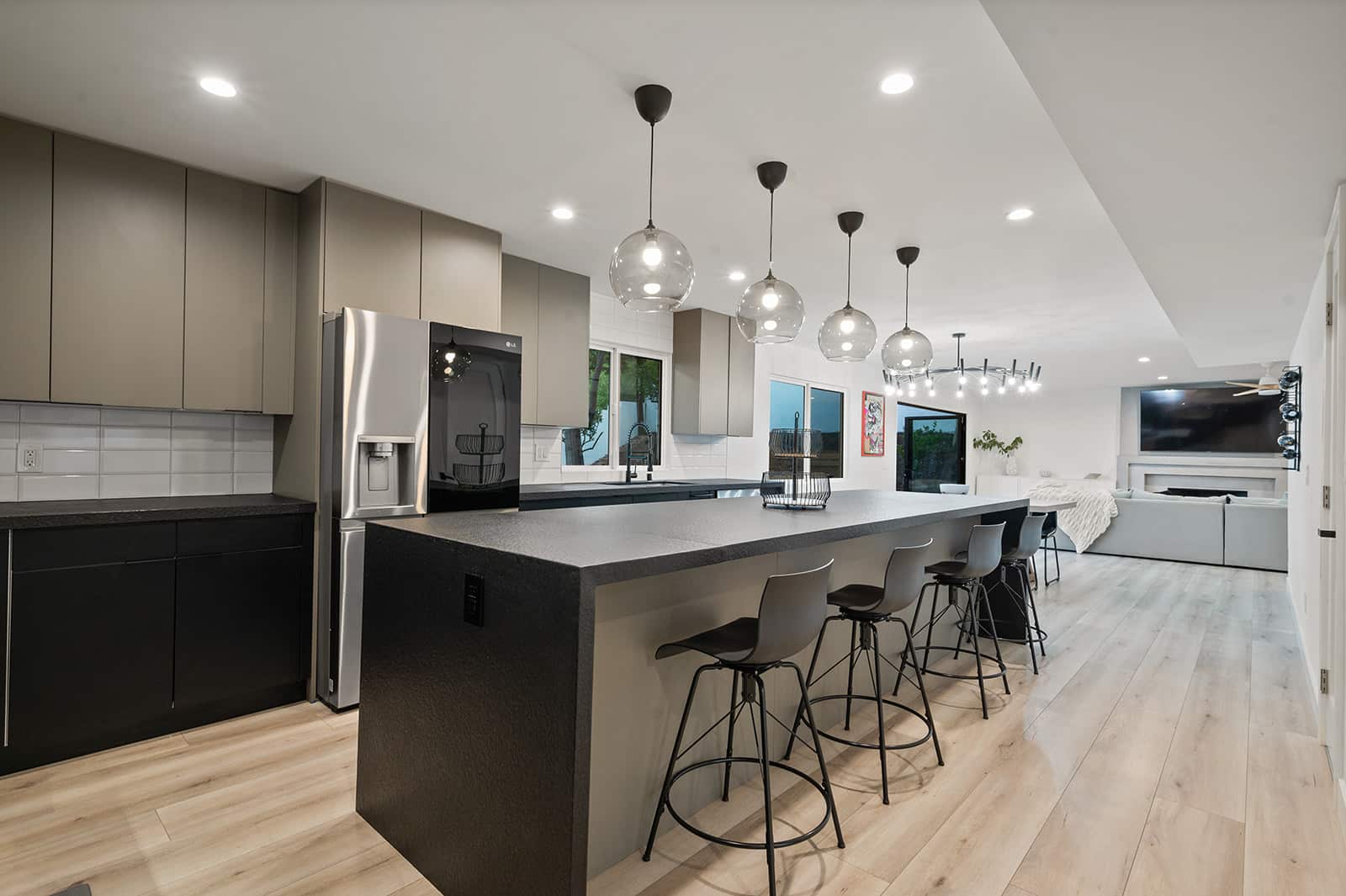 24218 Oxnard St, Woodland Hills, CA 91367