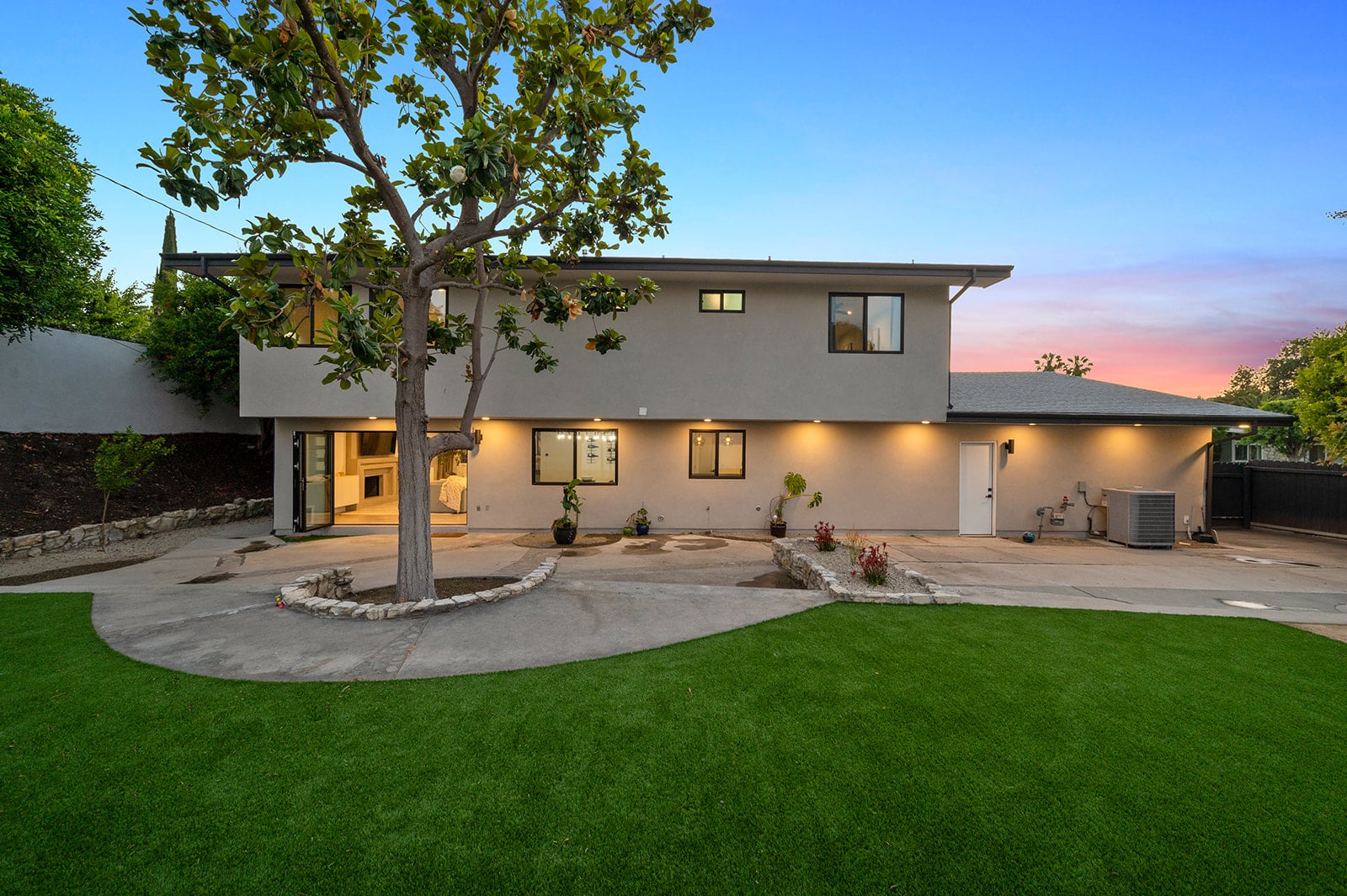 24218 Oxnard St, Woodland Hills, CA 91367