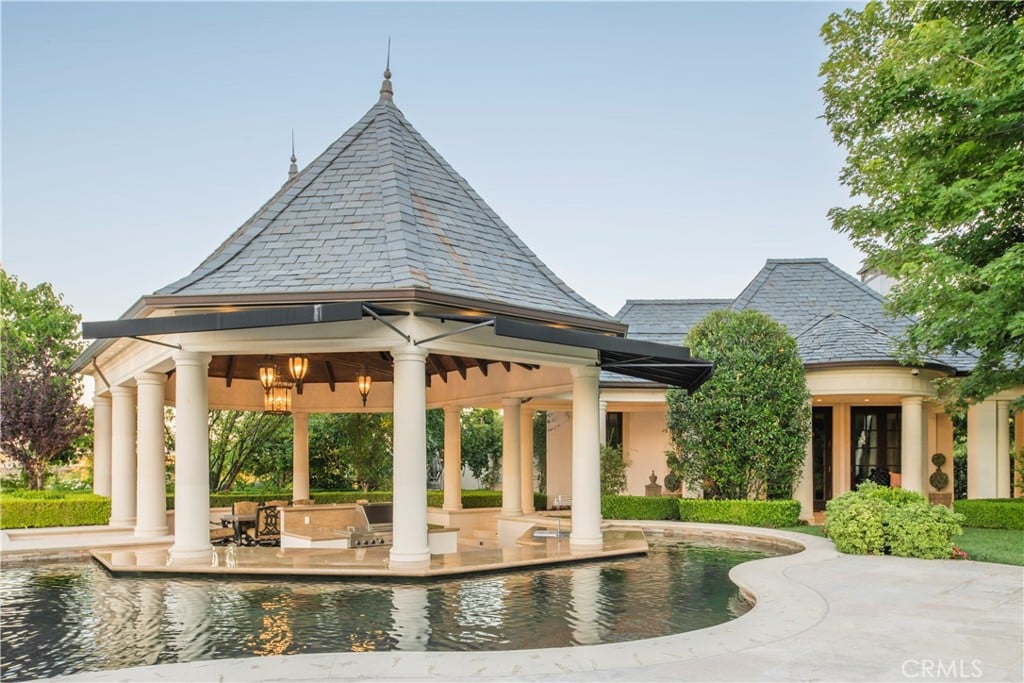 Grand Mansion Pool Estate