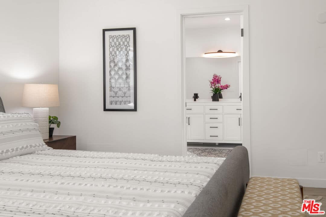 5820 Rolling Rd, Woodland Hills, CA 91367